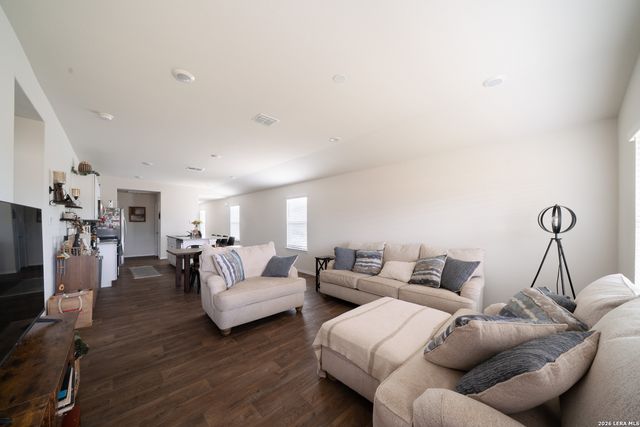 168 Honors St, Floresville, TX 78114