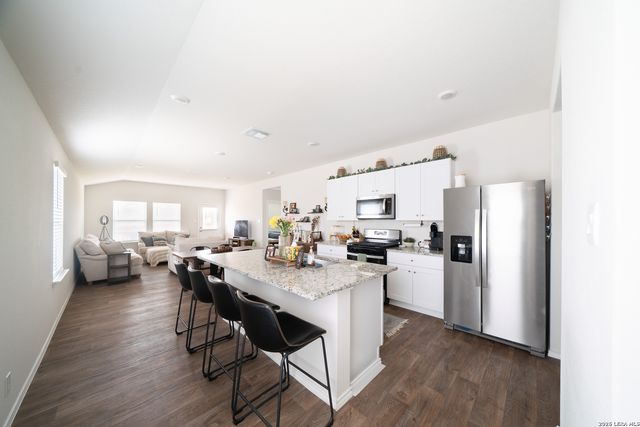 168 Honors St, Floresville, TX 78114