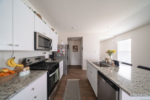 168 Honors St, Floresville, TX 78114
