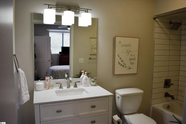 100 E Washington Street Apt 32, Greenville, SC 29601