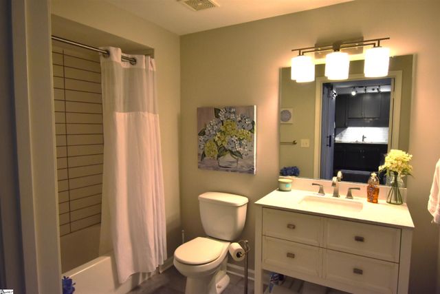 100 E Washington Street Apt 32, Greenville, SC 29601