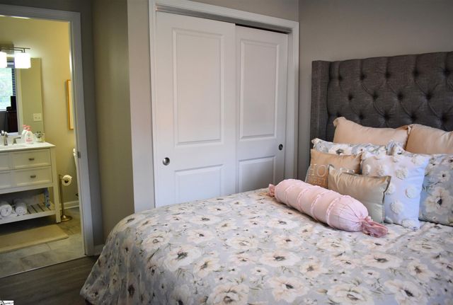 100 E Washington Street Apt 32, Greenville, SC 29601