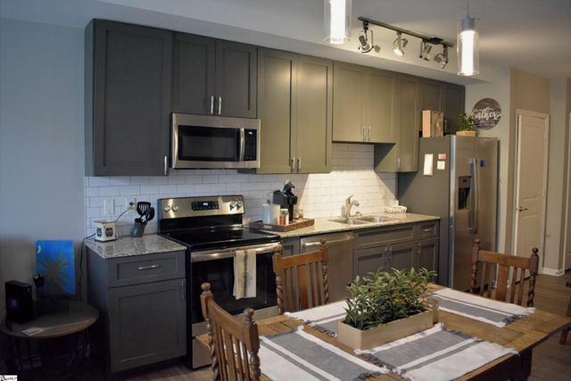 100 E Washington Street Apt 32, Greenville, SC 29601