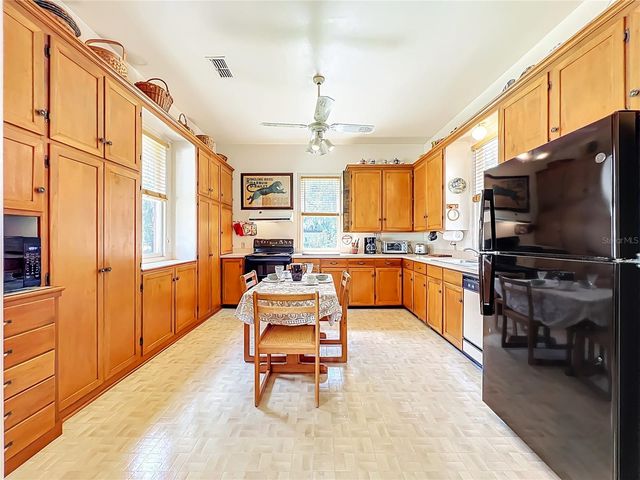 8408 LAKESHORE DRIVE, Yalaha, FL 34797