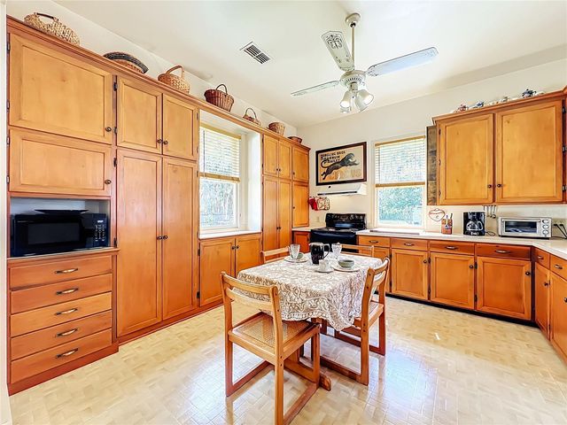 8408 LAKESHORE DRIVE, Yalaha, FL 34797