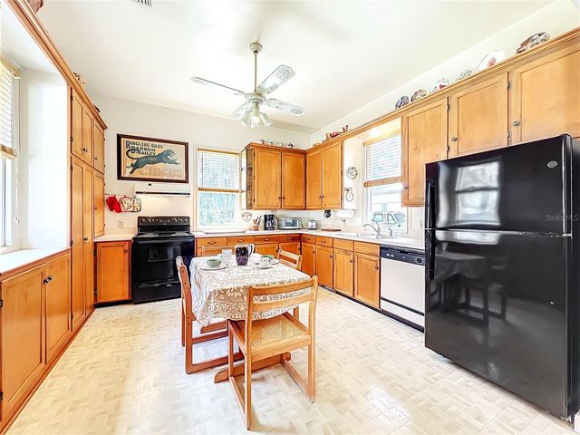 8408 LAKESHORE DRIVE, Yalaha, FL 34797