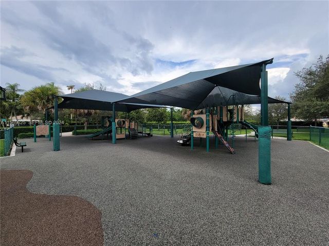 928 Falling Water Road, Weston, FL 33326