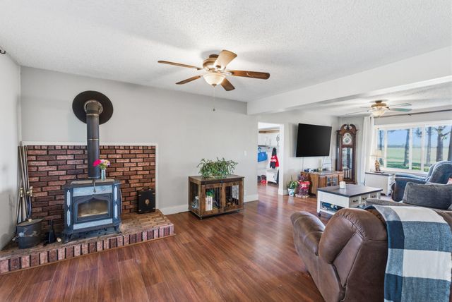 1625 E 60th Ave N, Belle Plaine, KS 67013