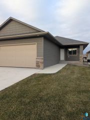 7508 W Flowerfields Pl Place, Sioux Falls, SD 57106