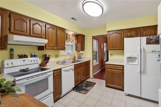 222 Susan Newton LN, Yorktown, VA 23693