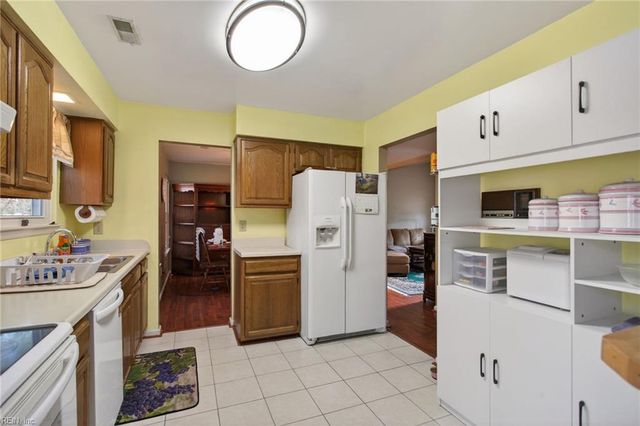 222 Susan Newton LN, Yorktown, VA 23693