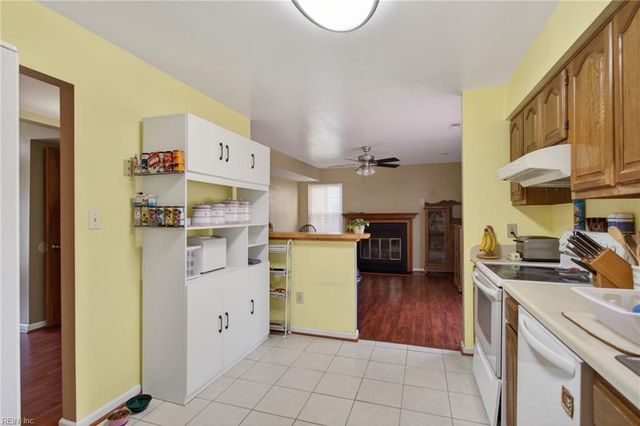 222 Susan Newton LN, Yorktown, VA 23693