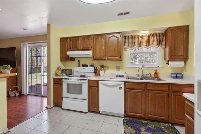 222 Susan Newton LN, Yorktown, VA 23693