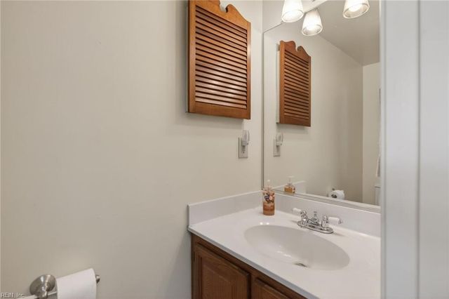 222 Susan Newton LN, Yorktown, VA 23693