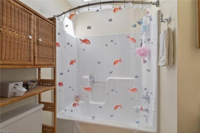 222 Susan Newton LN, Yorktown, VA 23693