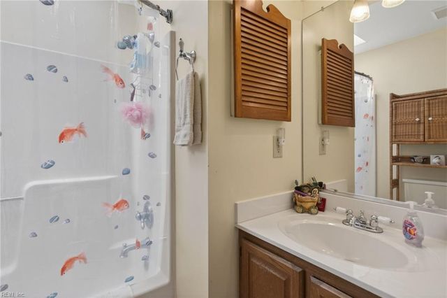 222 Susan Newton LN, Yorktown, VA 23693