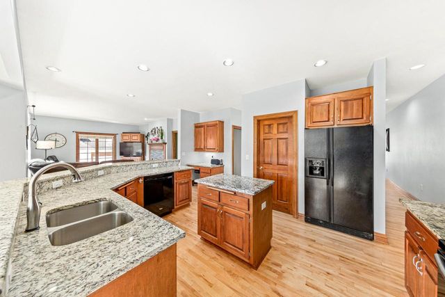 N29W26152 Coachman DRIVE, Pewaukee, WI 53072