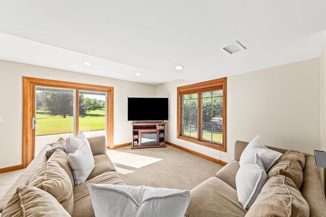 N29W26152 Coachman DRIVE, Pewaukee, WI 53072