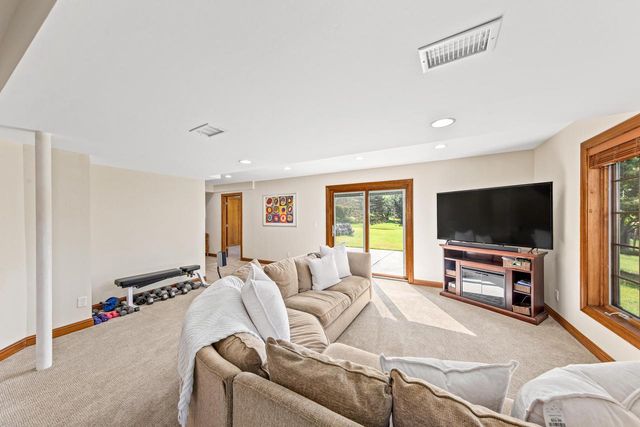 N29W26152 Coachman DRIVE, Pewaukee, WI 53072