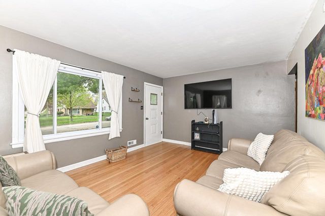 6300 W Cleveland AVENUE, Milwaukee, WI 53219