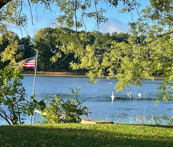 585 Norvell Beach Drive, Brooklyn, MI 49230