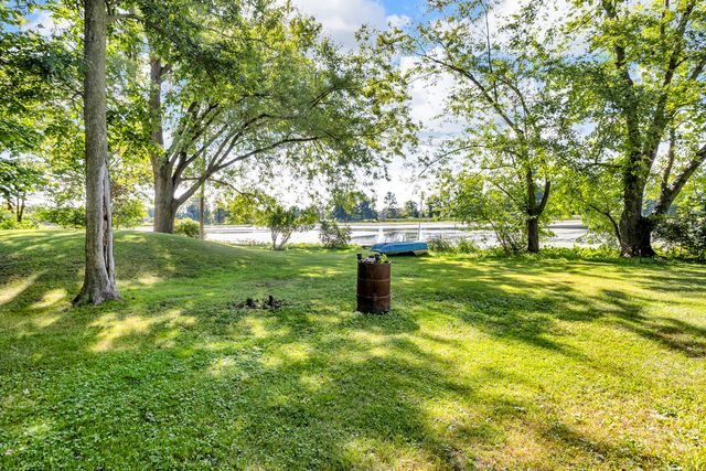 585 Norvell Beach Drive, Brooklyn, MI 49230