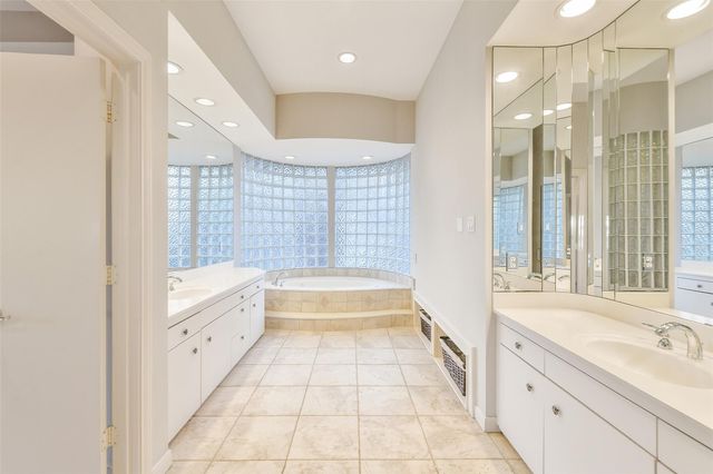 3 Hillside View Place, The Woodlands, TX 77381