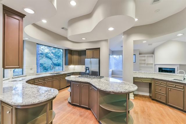 3 Hillside View Place, The Woodlands, TX 77381