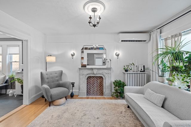 427-429 S Huntington Ave 1, Boston, MA 02130