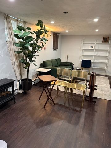 427-429 S Huntington Ave 1, Boston, MA 02130