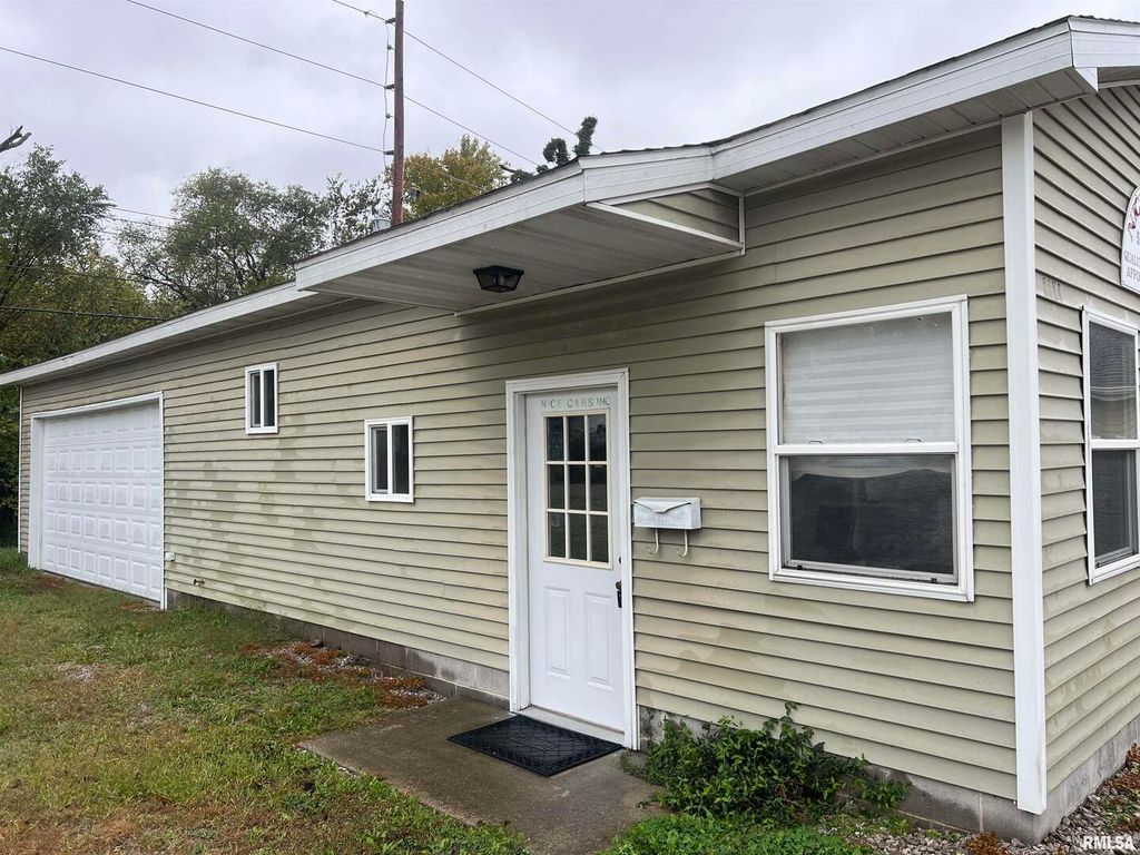 Image 1 of property listing at 1101 W MAIN Street, Salem, IL 62881