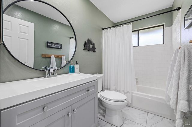 5328 Daniel Dr, Rohnert Park, CA 94928