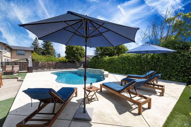 5328 Daniel Dr, Rohnert Park, CA 94928