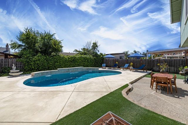 5328 Daniel Dr, Rohnert Park, CA 94928