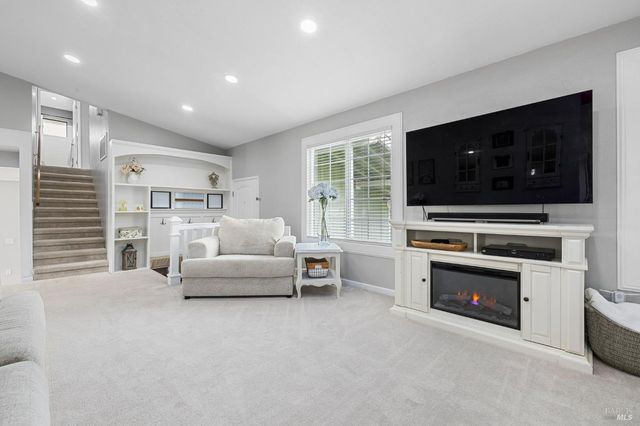 5328 Daniel Dr, Rohnert Park, CA 94928