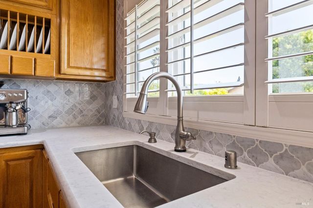 5328 Daniel Dr, Rohnert Park, CA 94928