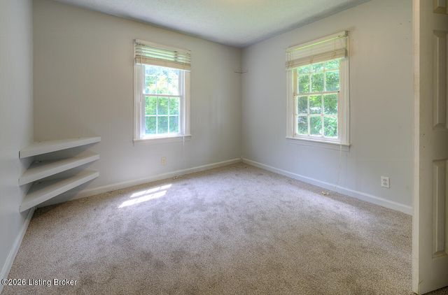 1536 Eskridge Ln, Louisville, KY 40216