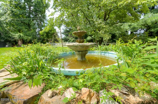 1536 Eskridge Ln, Louisville, KY 40216