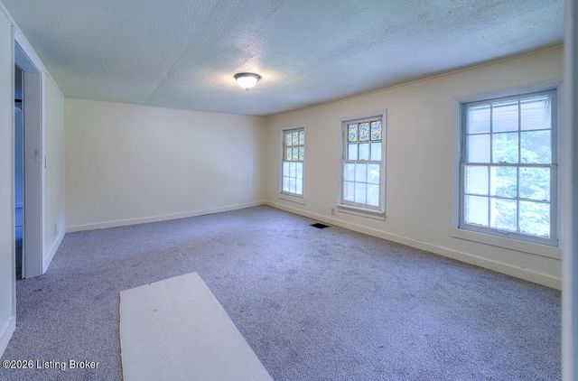 1536 Eskridge Ln, Louisville, KY 40216