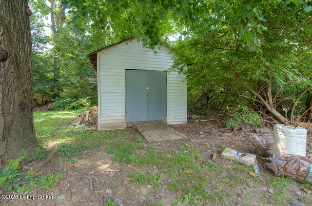 1536 Eskridge Ln, Louisville, KY 40216