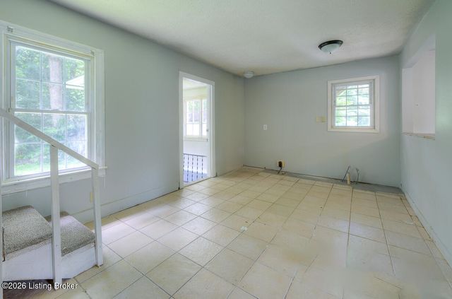 1536 Eskridge Ln, Louisville, KY 40216