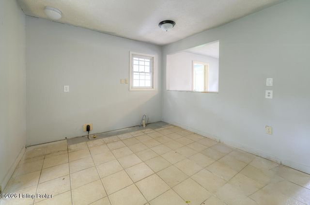 1536 Eskridge Ln, Louisville, KY 40216