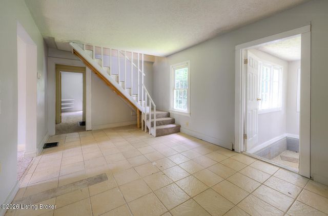 1536 Eskridge Ln, Louisville, KY 40216