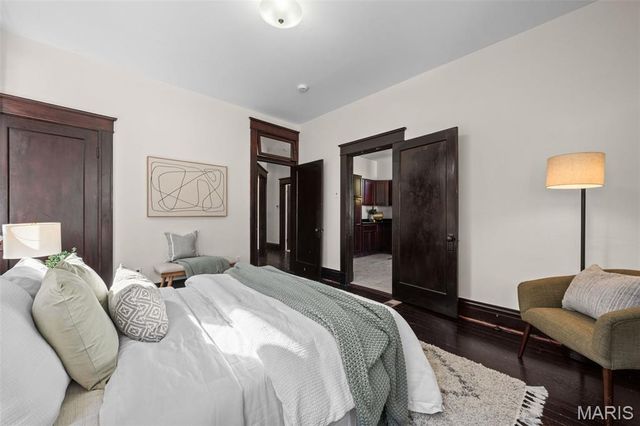 4623 Rosa Avenue, St Louis, MO 63116