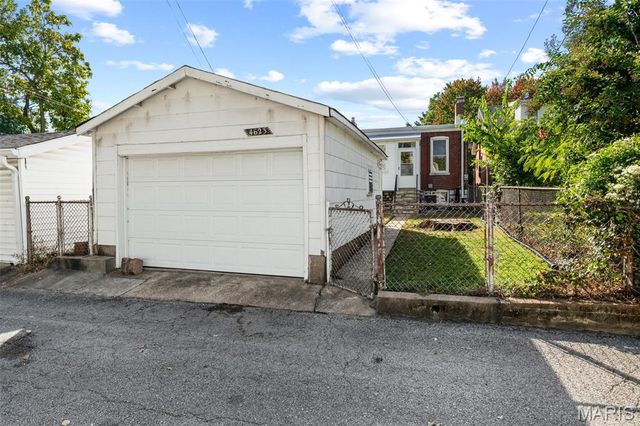 4623 Rosa Avenue, St Louis, MO 63116