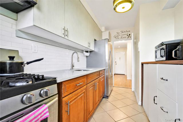 28-02 Parsons Boulevard 4E, Flushing, NY 11354