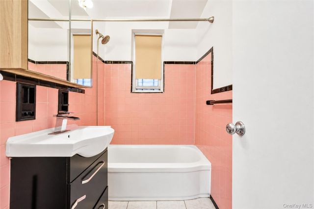 28-02 Parsons Boulevard 4E, Flushing, NY 11354