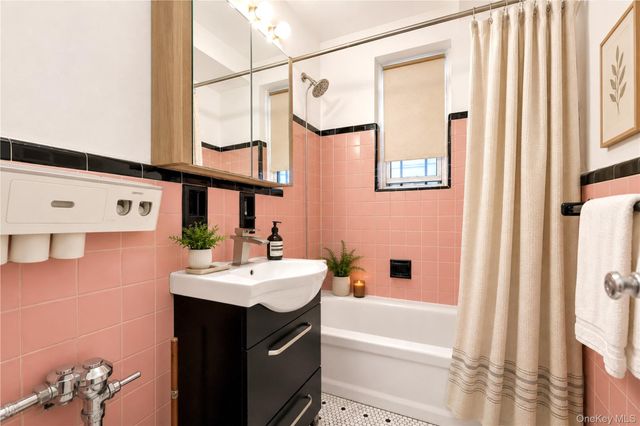 28-02 Parsons Boulevard 4E, Flushing, NY 11354