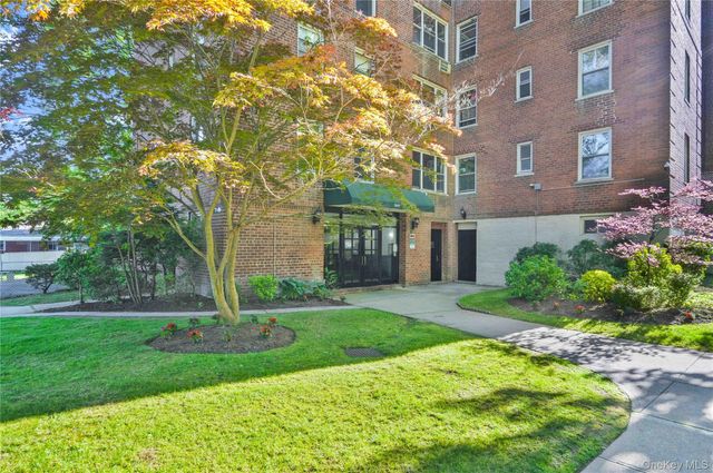 28-02 Parsons Boulevard 4E, Flushing, NY 11354