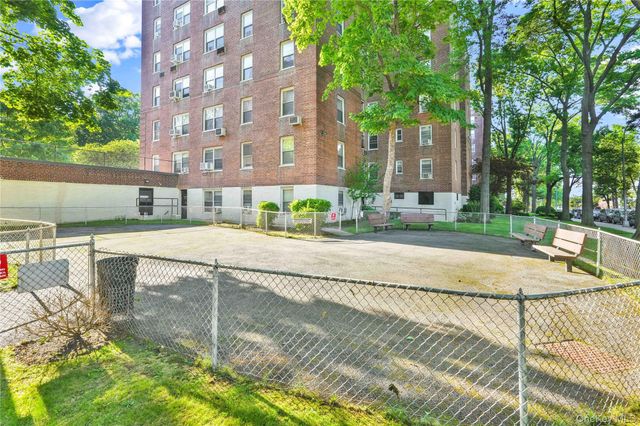 28-02 Parsons Boulevard 4E, Flushing, NY 11354